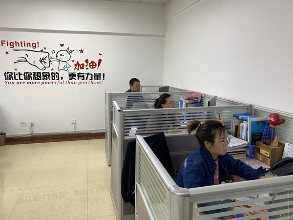 11.客戶(hù)服務(wù)部話務(wù)中心家人嚴(yán)守崗位_副本.jpg