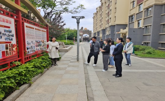 23.延邊州、敦化市相關(guān)領(lǐng)導(dǎo)一行蒞臨鴻博居紅心物業(yè)考察_副本.jpg