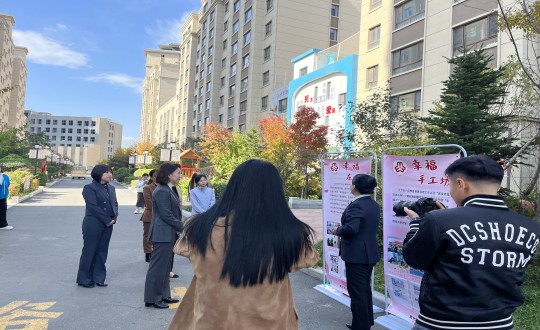 18.延邊州婦聯(lián)、敦化市婦聯(lián)、勝利街道及文苑社區(qū)領(lǐng)導(dǎo)一行蒞臨物業(yè)總公司參觀學(xué)習(xí)_副本.jpg