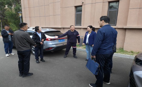 19.吉林省住建廳等各級領(lǐng)導蒞臨物業(yè)總公司金地梧桐華府小區(qū)視察_副本.jpg
